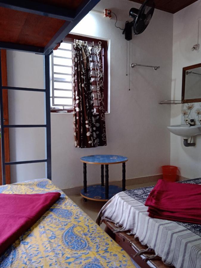 Gundappa Cafe Gokarna Kudle Beach Exteriör bild